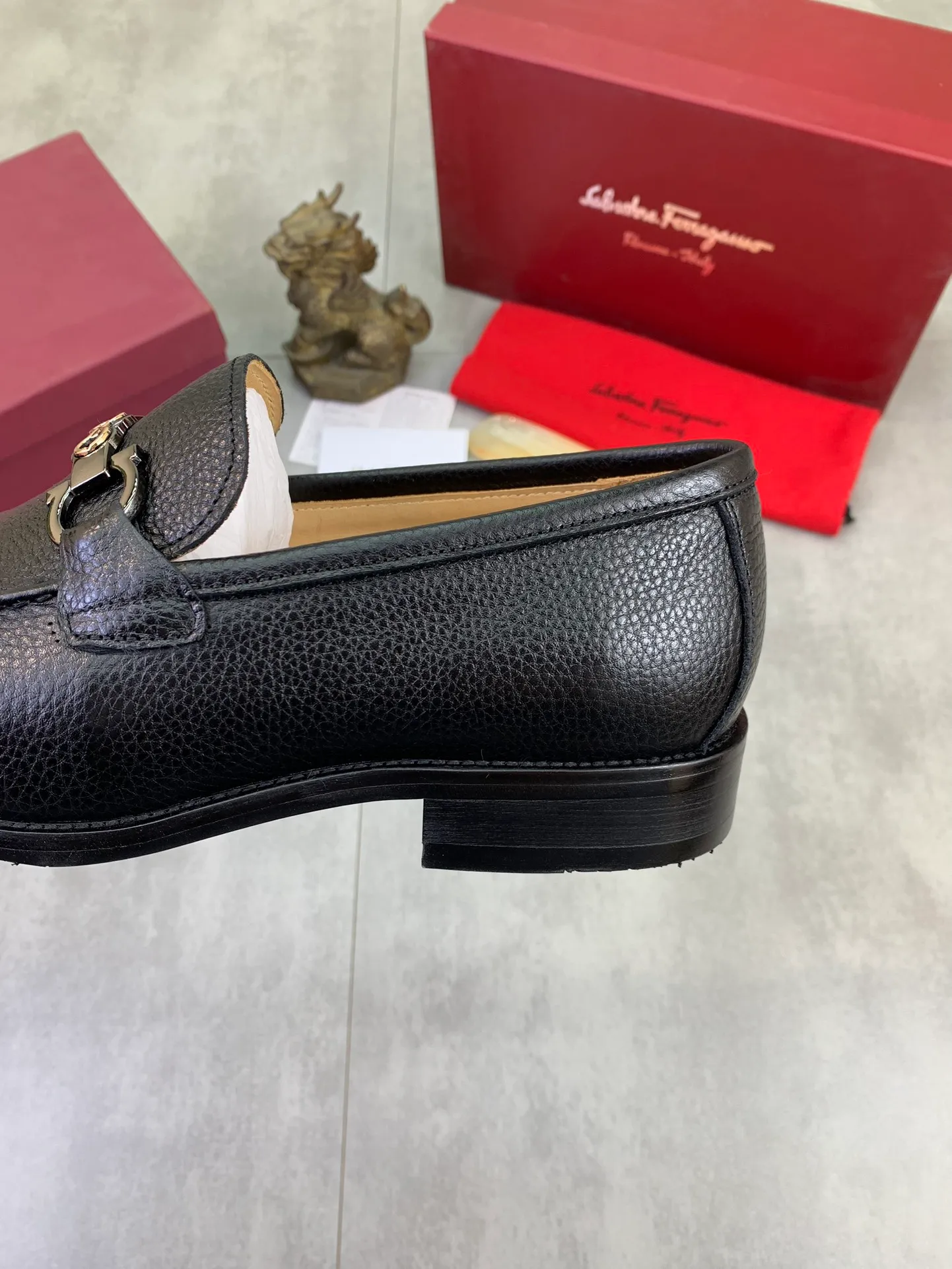 Men's Men's Shoes 💰P460💰[New Style] Water-dyed Niuli 🆘[Salvatore Ferragamo] Ferragamo's latest casual business leather shoes for men! Available at counters simultaneously! The fabric is made of specially imported original pebbled calfskin, and the lining is made of imported water-dyed cowhide. It is absolutely luxurious and leads the fashion trend. Matching code: 38-47 black and brown optional